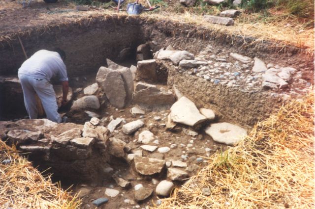 Detalle de la excavación. estatigrafía y arqueologo trabajando