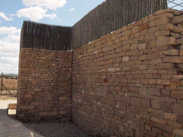 Detalle de altura y fortificaci&oacute;n de la muralla del poblado Eretas