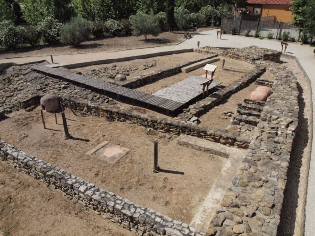 Vista del poblado de las Eretas. Detalle de base de vivienda, hornos y postes 